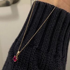 Chic Gold Necklace with Vibrant Pink Pendant